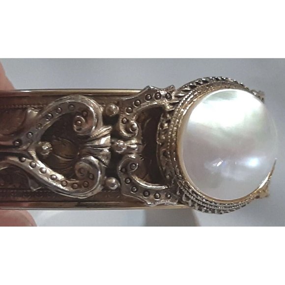 Vintage Gold Toned Hinged Bangle Bracelet Mother Of Pearl Cabachon 1950s To 60s - Picture 9 of 10